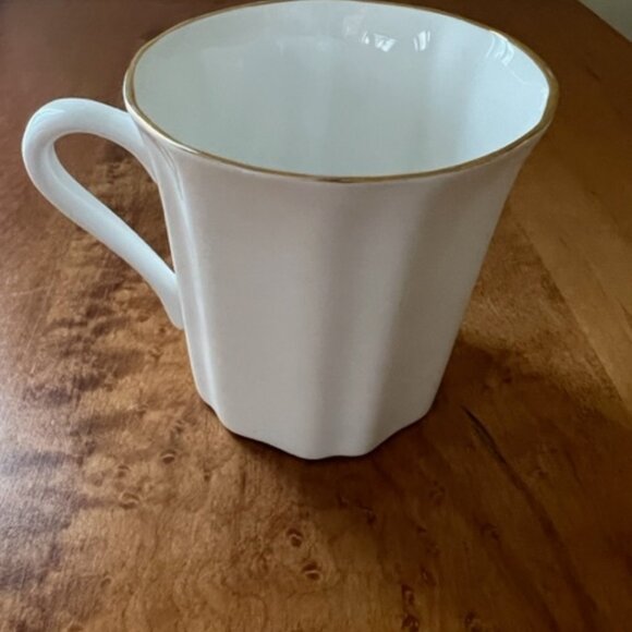 Anne of Green Gables Avonlea Traditions Fine Bone China Gold Rim Handle Mug - Picture 5 of 6